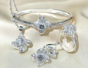 Lắc tay bạc sang trọng kèm họa tiết hoa.