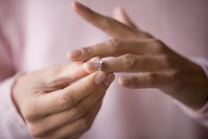 tháo trang sức sau khi sử dụng 